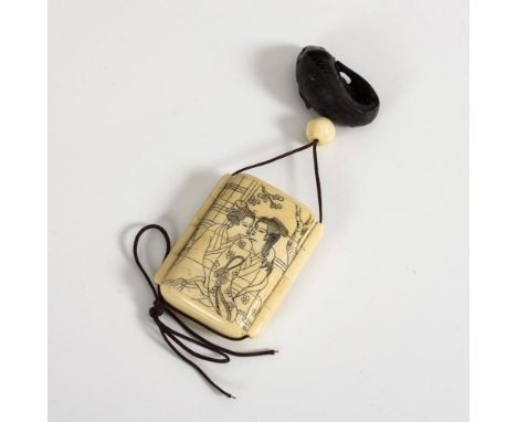 Inro mit Liebespaar    Wohl um 1900/1920.        Netsuke ist signiert.                    Knochen, Holz.        Gesamt ca. 15