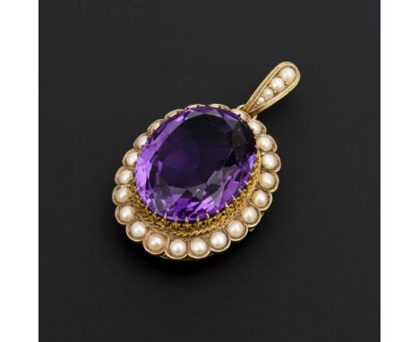 Medaillon mit Amethyst und Perlchen Ende 19. Jh                Gelbgold 585 geprüft.        3,5 x 3 cm.        23,0 g.       