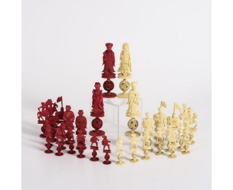 Schachspiel mit Elfenbeinfiguren                Spielbrett geschlossen: 8 x 25 x 49 cm, Figur 7 - 15 cm. Ca. 1900-1920.      