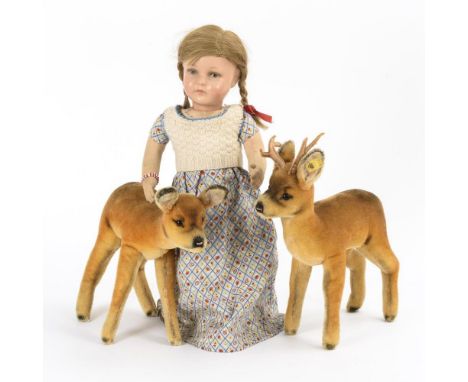 Mädchenpuppe und 2 Steiff-Rehe    1x mit Knopf und Fähnchen gemarkt.        1930er und 1970er Jahre.                    Masse