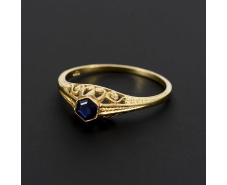 Ring mit Saphir                Gelbgold 585 gestempelt.        Ringgröße 58.        2,1 g.                Kleiner, eingelasse