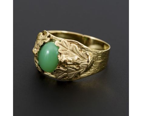 Ring mit Chrysopras                Gelbgold 585 geprüft.        Ringgröße 65.        7,4 g.                Zwischen Eichenlau