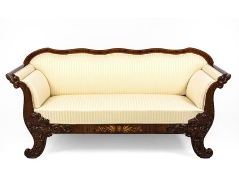 Biedermeier-Sofa    Um 1840.                    Mahagoni furniert.        100 x 210 x 72 cm.                Markantes Sofa mi