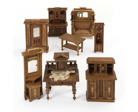 8-teiliges Puppenmöbel-Set    Ungemarkt.        Um 1900.                    Eiche.        H 8,5-22 cm.                8 Möbel