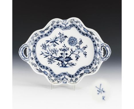 Zwiebelmuster-Tablett    Meissen.        Schwertermarke mit Punkt, 1763-1774, Buchstabe "K".                    Unterglasurbl