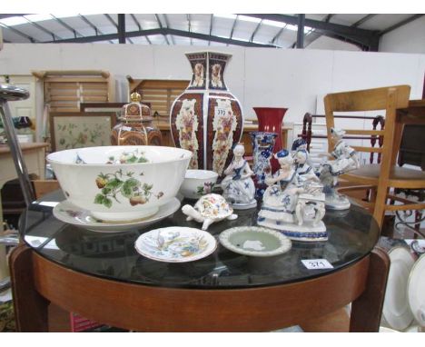 A mixed lot of collectible china including Wedgwood, Coalport, Royal Worcester etc