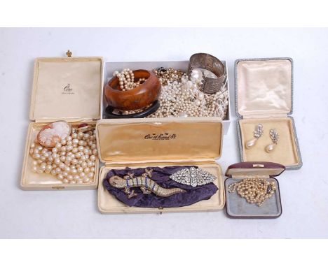 A collection of miscellaneous costume and other jewellery, to include a shell carved cameo brooch depicting a maiden in profi