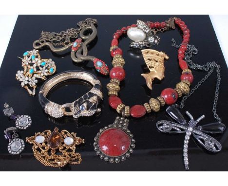 Assorted costume jewellery to include hinge bangle, dress rings, brooches, etcCondition report: The panther bangle appears un