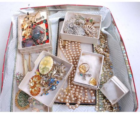 A collection of miscellaneous costume and other jewellery, to include white metal and polished hardstone brooches, faux pearl