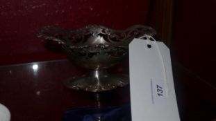 A George III hallmarked silver sweetbread basket with pierced decoration