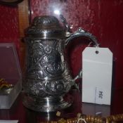 A C17th hallmarked silver tankard with silver gilt interior decorated with intricate floral detail