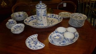 An extensive Meissen onion pattern part