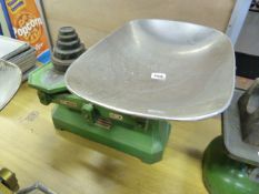 *Set of C W Brecknell Scales to Weigh 28lbs with Stainless Steel Pan & Weights