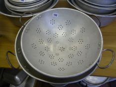 *2 Aluminium Colanders