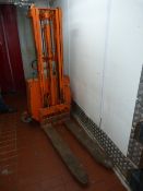 Stanley Type B682K5 1000 kg Electric Pallet Stacker