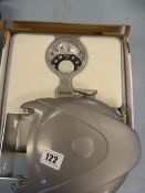 *Pair of Scales & Extendable Washing Line