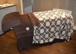9 x Beauty Salon Bed Blankets – Includes 3 x Brown, 3 x Cream & 3 Faux-Fur – Sizes To Follow – Ref