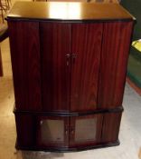 1 x Bi-fold Door Fronted TV Unit - Ref: FC466 - Also Features Under Television Storage With Glass
