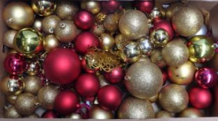 200 x Christmas Decorations – Ref : CAT101 – Assorted Baubels – Various Colours & Sizes – Includes :