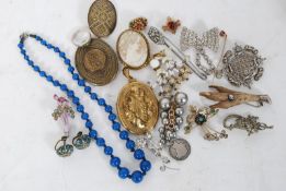 A job lot of miscellaneous antique jewellery to include earrings, brooches, cameo etc