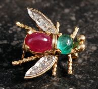 Yellow gold bee brooch set with diamonds