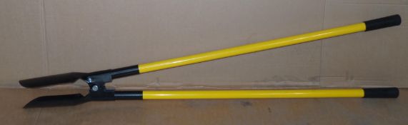 Post hole digger This post hole digger allows post holes to be dug with less effort.