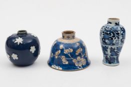 Three pieces of Chinese porcelain: compr