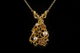 A citrine and cultured pearl cluster pen