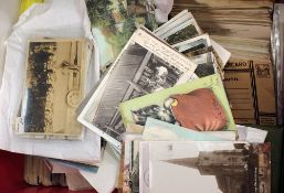 A quantity of assorted  loose postcards: