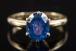 An oval sapphire single stone ring:, the sapphire approximately 9mm long x 7.4mm wide x 6.