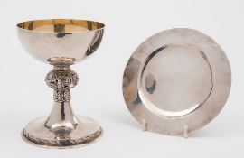 An Elizabeth II beaten silver communion set, maker Robert Edgar Stone, London 1961:,