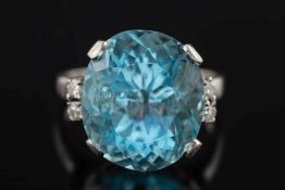 An aquamarine single stone ring:,
