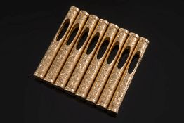 A 9ct gold engraved eight division cigarette holder: with foliate engraved decoration, 78mm long,