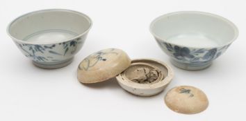 Tek Sing Cargo - two Chinese porcelain boxes and two good bowls: the boxes of circular form and