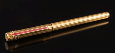 Cartier. A 'Must de Cartier' gold plated ink pen: with maroon enamelled clip.