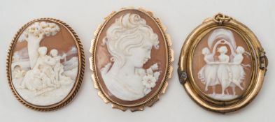A 9ct gold mounted oval shell cameo portrait brooch: depicting a young woman,