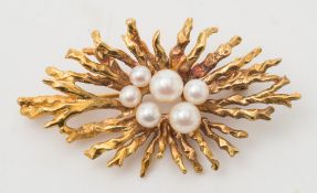 A 9ct gold and cultured pearl spray brooch: with central cultured pearl cluster.