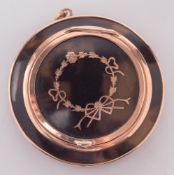 An Edwardian gold and tortoiseshell circular compact:, approximately 50mm diameter.