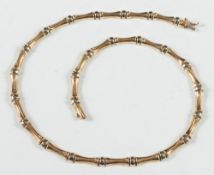 A 9ct gold two colour gold necklace:.