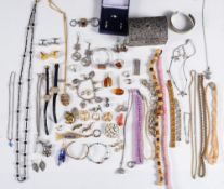 Jewellery and costume jewellery to include silver and amber coloured mounted jewellery,