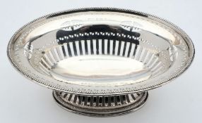 An Edward VII silver oval pedestal bon bon dish, maker S & Co, Birmingham,