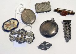 Quantity of silver including locket, bro