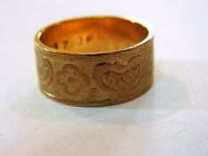 9ct gold broad wedding ring, flowerhead