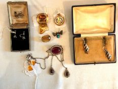 A small collection of costume jewellery