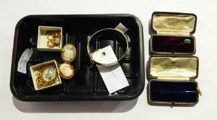 Turquoise set stick pin, gold-coloured metal knot stick pin, various gold chains,