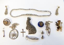 Quantity of jewellery to include marcasite ring, silver Scottish brooch, diamante, etc.