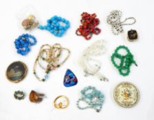 Quantity vintage costume jewellery, compacts, etc.