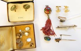 Gold-coloured metal and pearl bar brooch,