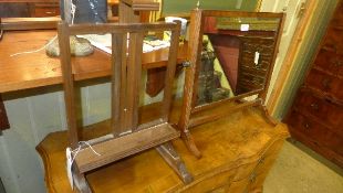 An Edwardian walnut table top easel and a toilet mirror
