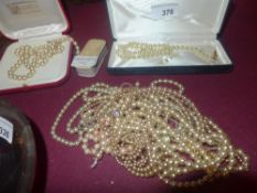 A mixed lot of pearl necklaces and earrings (af)
